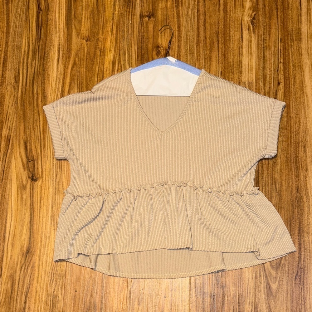 Jolie women’s large 12 14 top blouse Beige Ruffle V-Neck peplum stretch ribbed